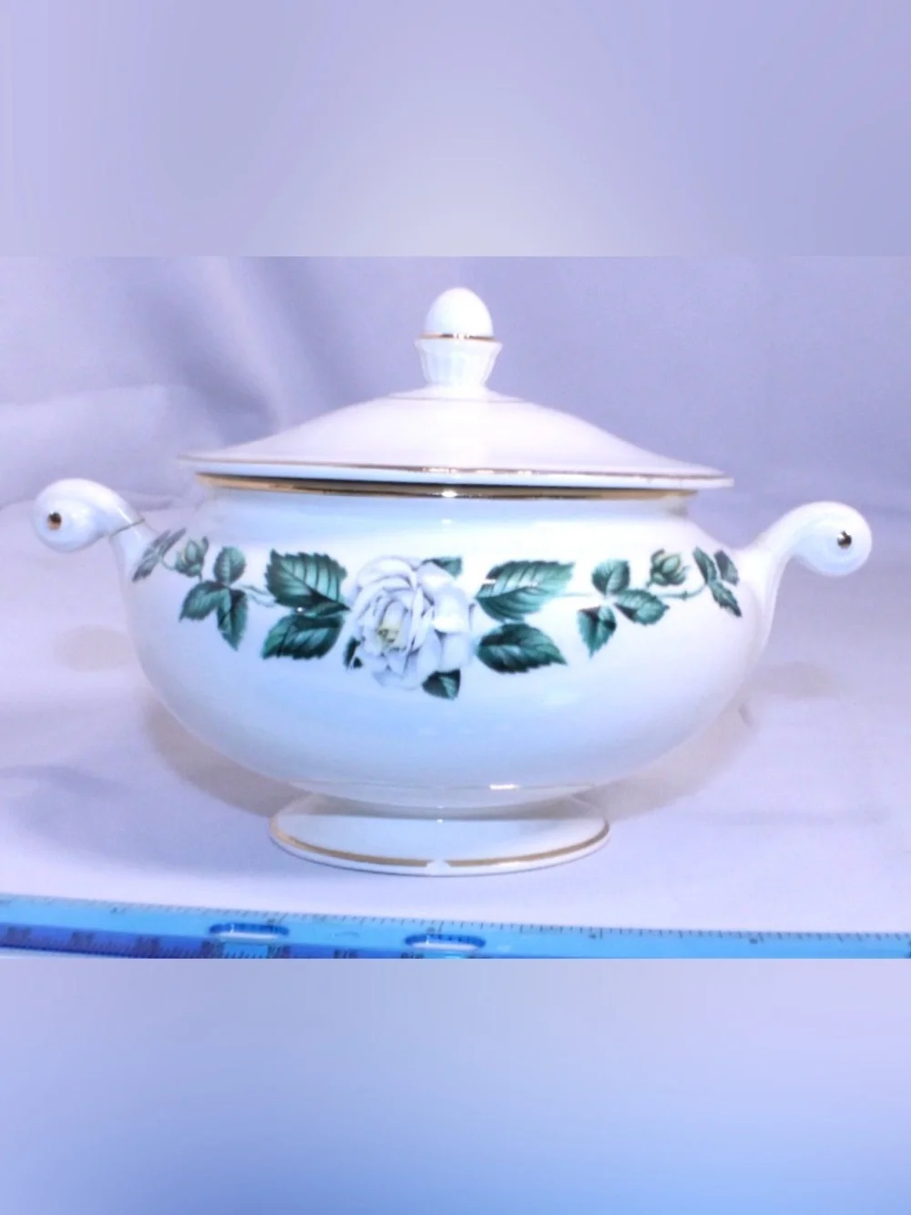 Classic Vintage Homer Laughlin lidded sugar bowl in Nassau pattern White Rose